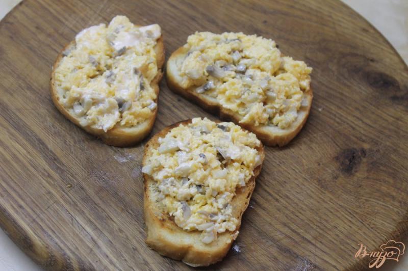 Фото приготовление рецепта: Горячие бутерброды с сырной массой и грибами шаг №7
