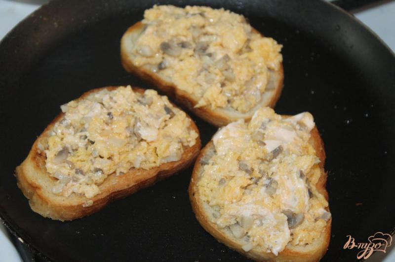 Фото приготовление рецепта: Горячие бутерброды с сырной массой и грибами шаг №8