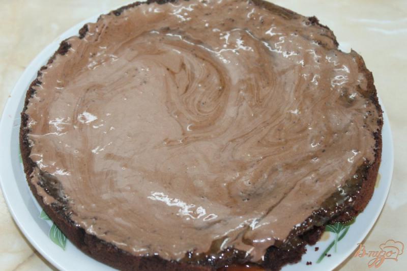 Фото приготовление рецепта: Шоколадный торт с вареной сгущенкой и шоколадной глазурью шаг №10