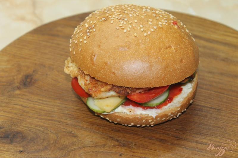 Фото приготовление рецепта: Гамбургер с куриной отбивной и овощами шаг №8