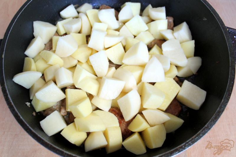 Фото приготовление рецепта: Картофель тушеный с телятиной, перцем и лепестками чернобрывцев шаг №3
