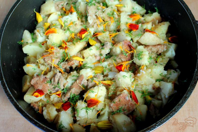 Фото приготовление рецепта: Картофель тушеный с телятиной, перцем и лепестками чернобрывцев шаг №6