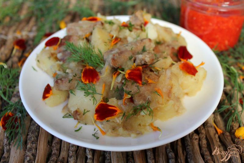 Фото приготовление рецепта: Картофель тушеный с телятиной, перцем и лепестками чернобрывцев шаг №7
