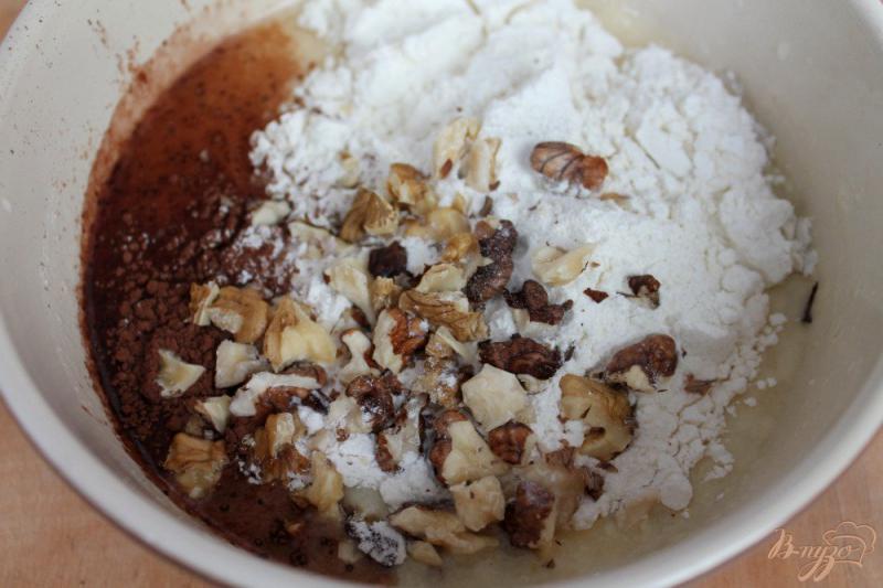 Фото приготовление рецепта: Оладьи с какао и грецким орехом шаг №4
