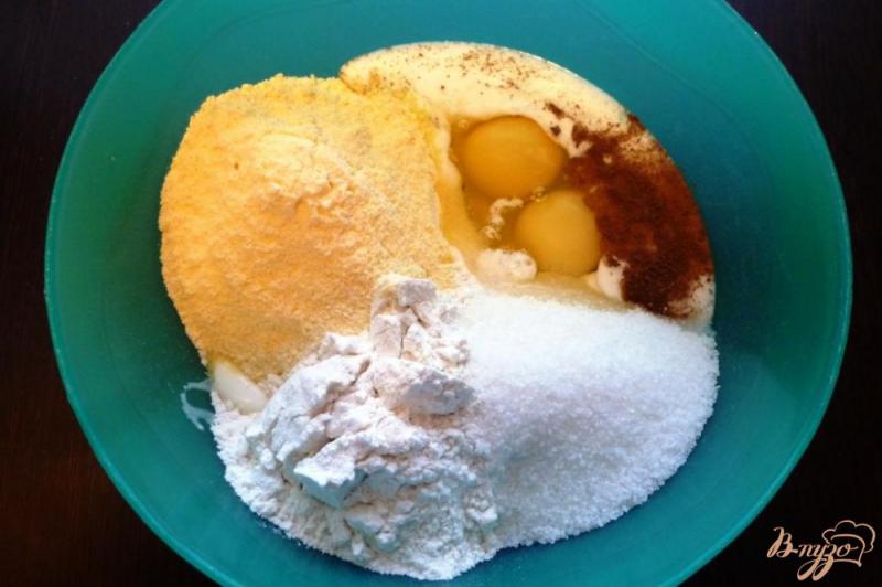 Фото приготовление рецепта: Пирог-перевертыш со сливами шаг №3