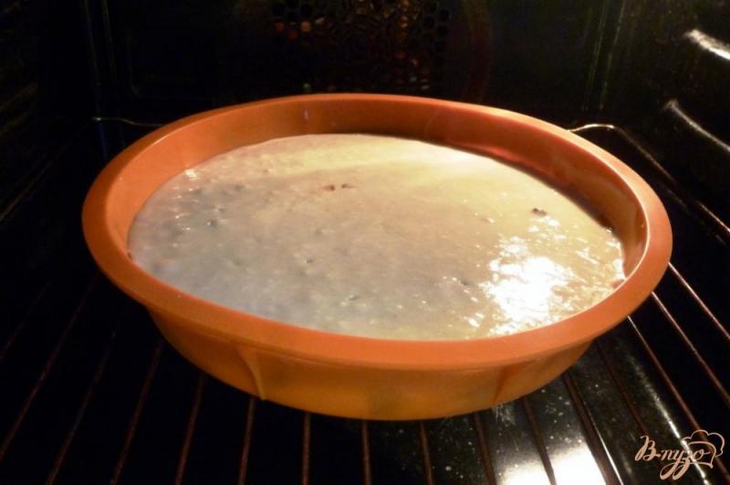 Фото приготовление рецепта: Пирог-перевертыш со сливами шаг №5