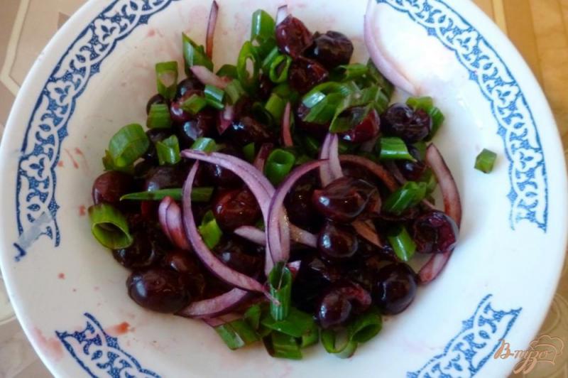 Фото приготовление рецепта: Салат из вишни шаг №3