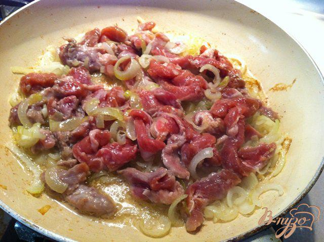Фото приготовление рецепта: Свинина а-ля бефстроганов в томатном соусе шаг №4