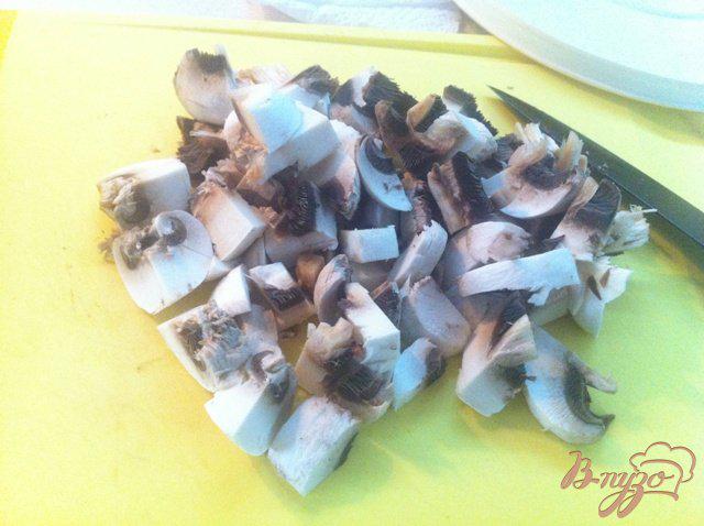 Фото приготовление рецепта: Салат из птицы с грибами шаг №3
