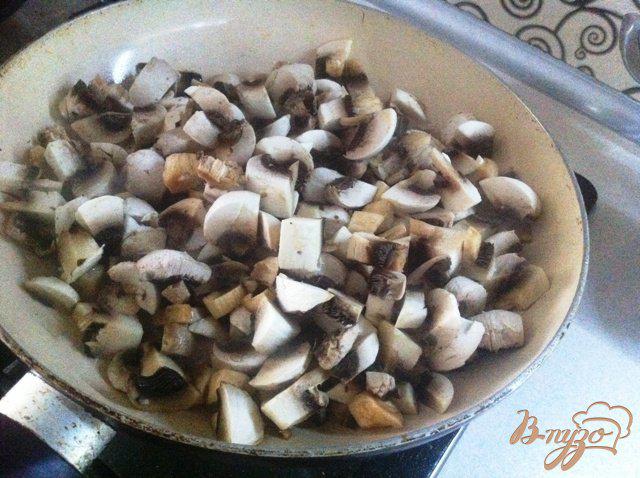Фото приготовление рецепта: Салат из птицы с грибами шаг №6