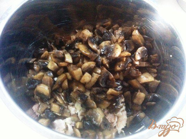 Фото приготовление рецепта: Салат из птицы с грибами шаг №8