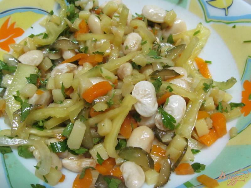 Фото приготовление рецепта: Салат из фасоли с печенным картофелем и перцем шаг №4
