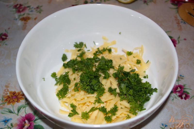 Фото приготовление рецепта: Быстрый салат с виноградом и сыром шаг №2