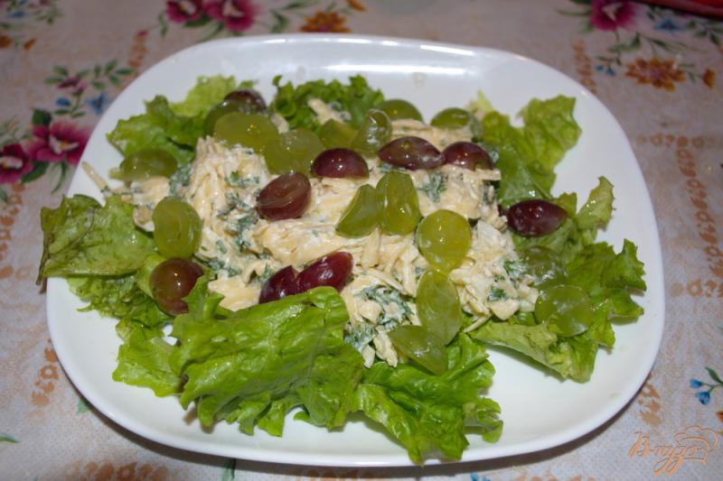 Фото приготовление рецепта: Быстрый салат с виноградом и сыром шаг №5