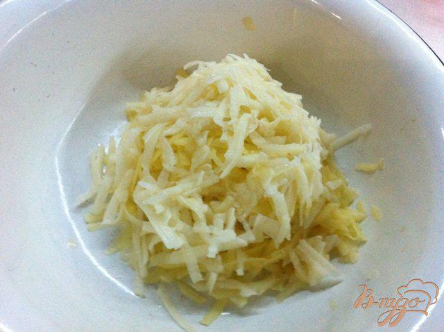 Фото приготовление рецепта: Картофельные оладьи с тартаром из лосося шаг №3