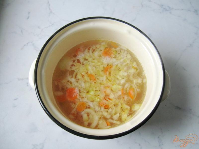 Фото приготовление рецепта: Гречневый суп с опятами и сливками шаг №3