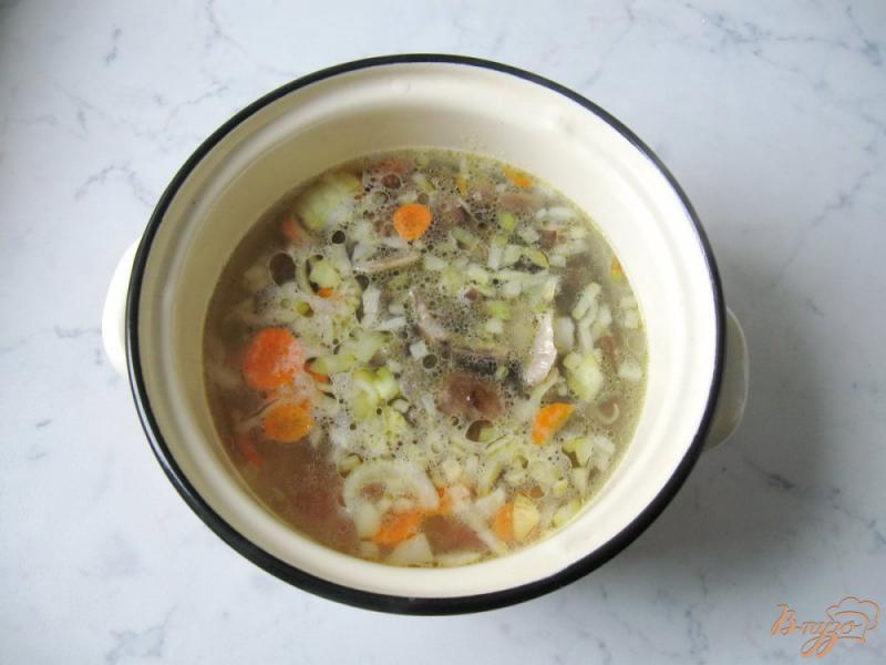 Фото приготовление рецепта: Гречневый суп с опятами и сливками шаг №5