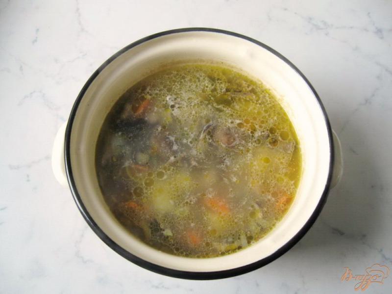 Фото приготовление рецепта: Гречневый суп с опятами и сливками шаг №6