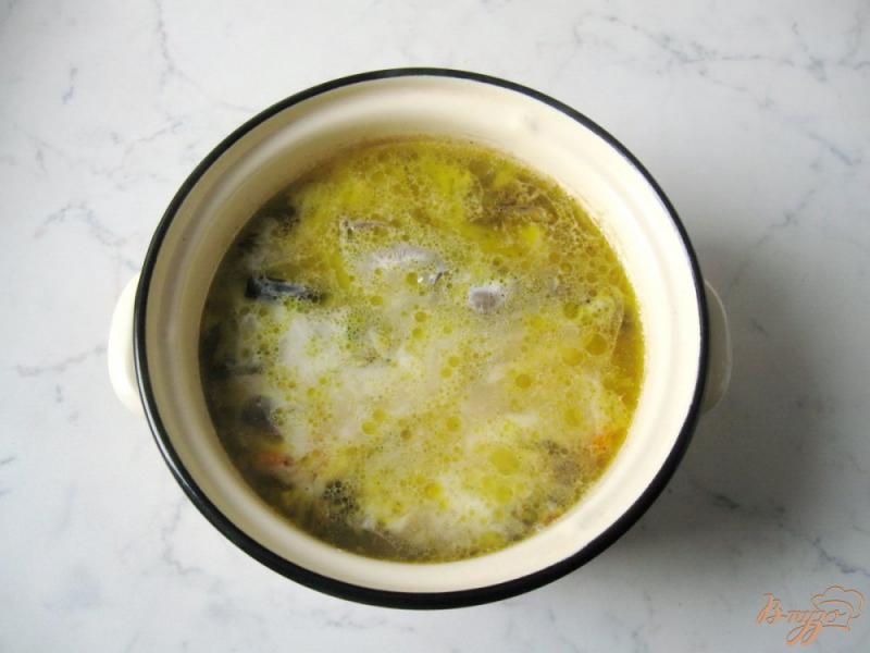 Фото приготовление рецепта: Гречневый суп с опятами и сливками шаг №7
