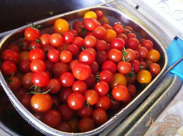 Фото приготовление рецепта: Маринованные помидоры черри с перцем шаг №2