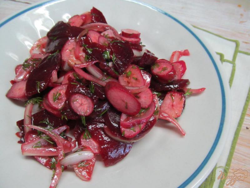 Фото приготовление рецепта: Салат из свеклы с редисом шаг №5