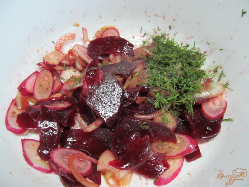 Фото приготовление рецепта: Салат из свеклы с редисом шаг №4