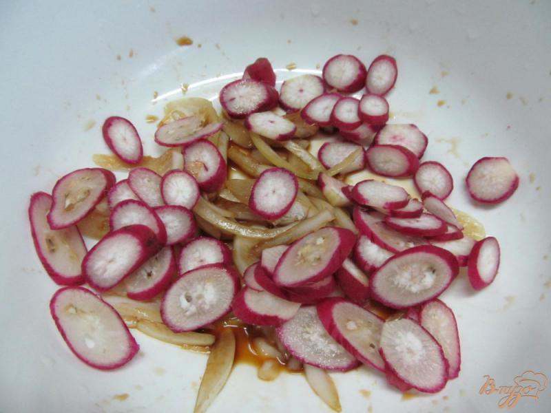 Фото приготовление рецепта: Салат из свеклы с редисом шаг №3