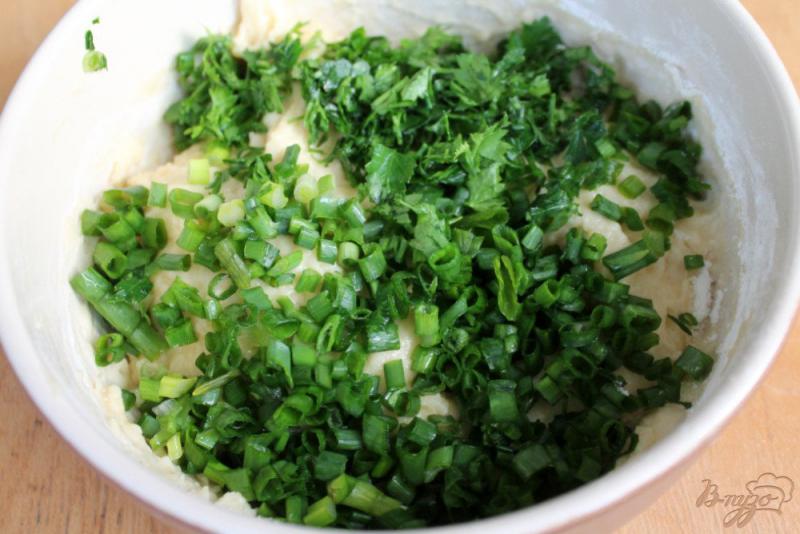 Фото приготовление рецепта: Лепешки с зеленым луком и петрушкой. шаг №4