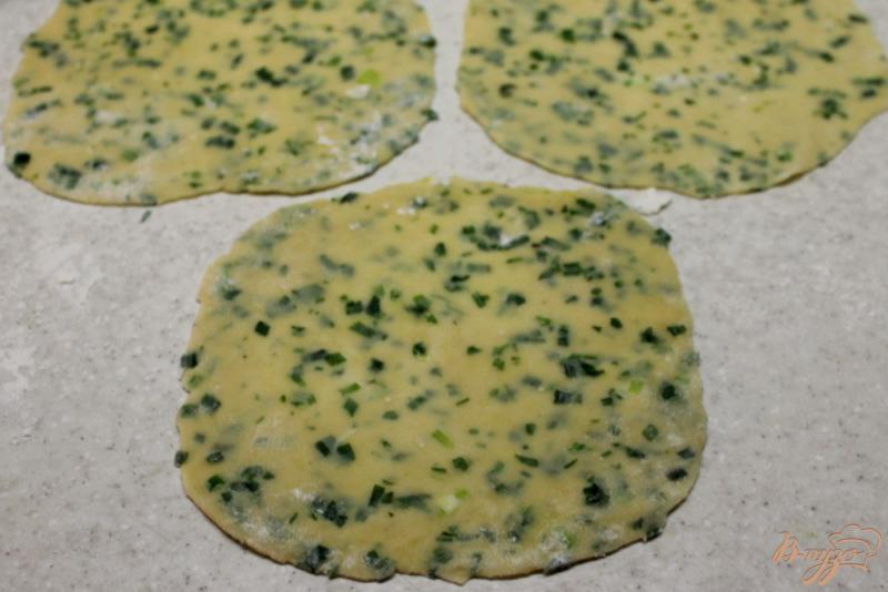 Фото приготовление рецепта: Лепешки с зеленым луком и петрушкой. шаг №6