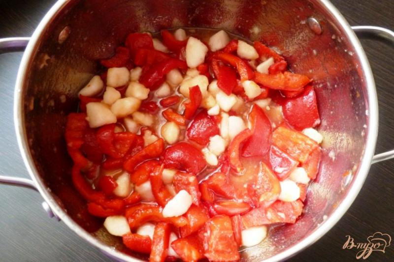 Фото приготовление рецепта: Острый  соус из чили,яблок и сладкого перца шаг №2