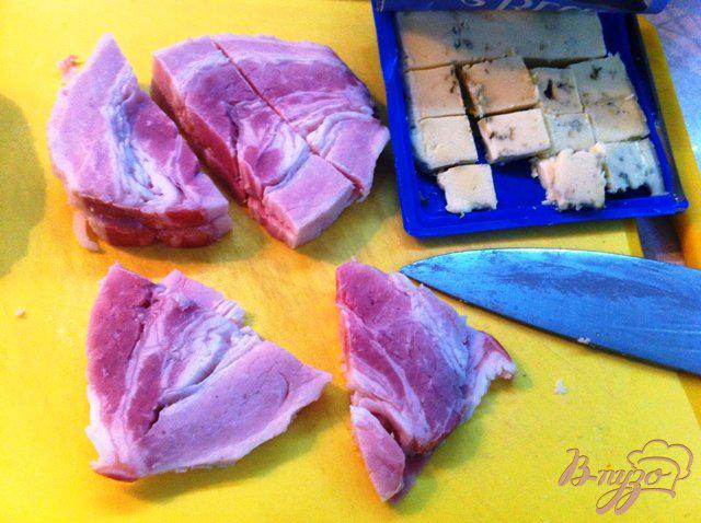 Фото приготовление рецепта: Салат из мангольда, бекона и дыни шаг №3