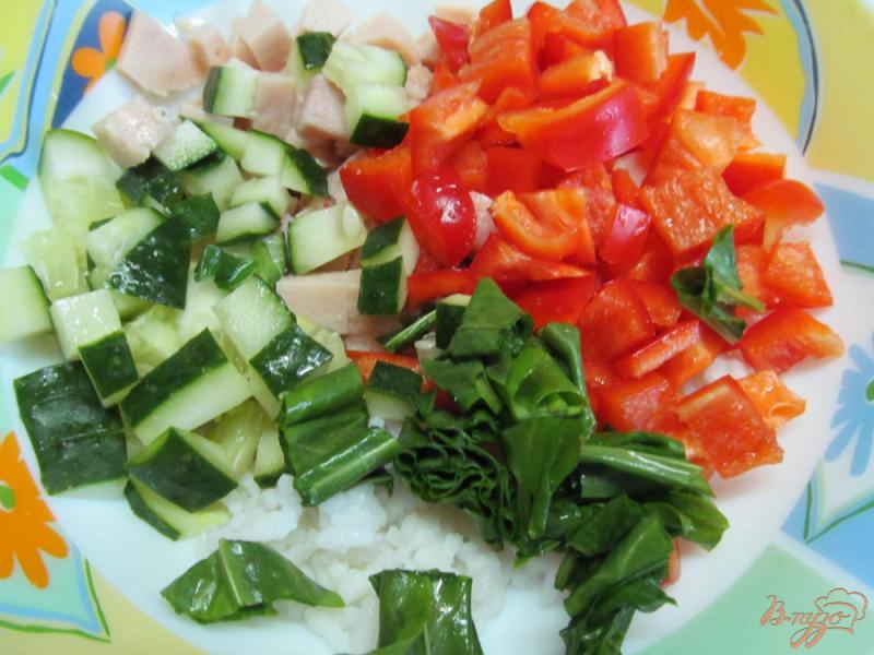 Фото приготовление рецепта: Салат с рисом ветчиной и овощами шаг №2