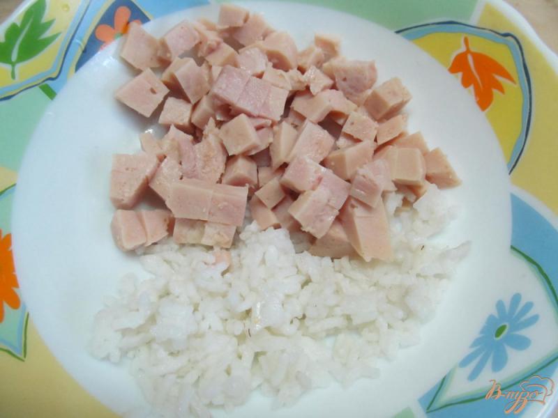 Фото приготовление рецепта: Салат с рисом ветчиной и овощами шаг №1