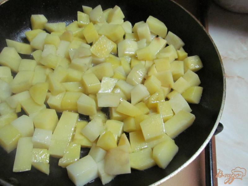 Фото приготовление рецепта: Картофель с колбасками в горшочках шаг №1