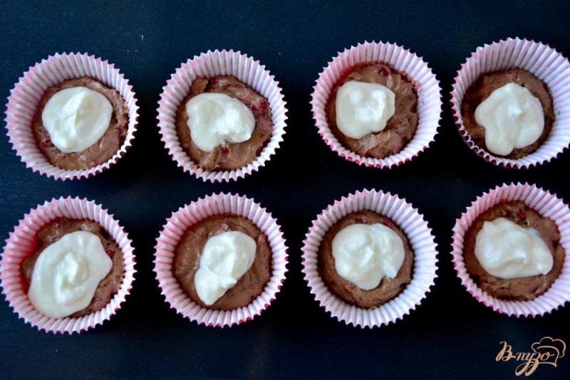 Фото приготовление рецепта: Шоколадные кексы с  малиной и рикоттой шаг №6