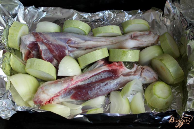 Фото приготовление рецепта: Мясо ягненка запеченое с желтыми помидорами, кабачком и картофелем шаг №3