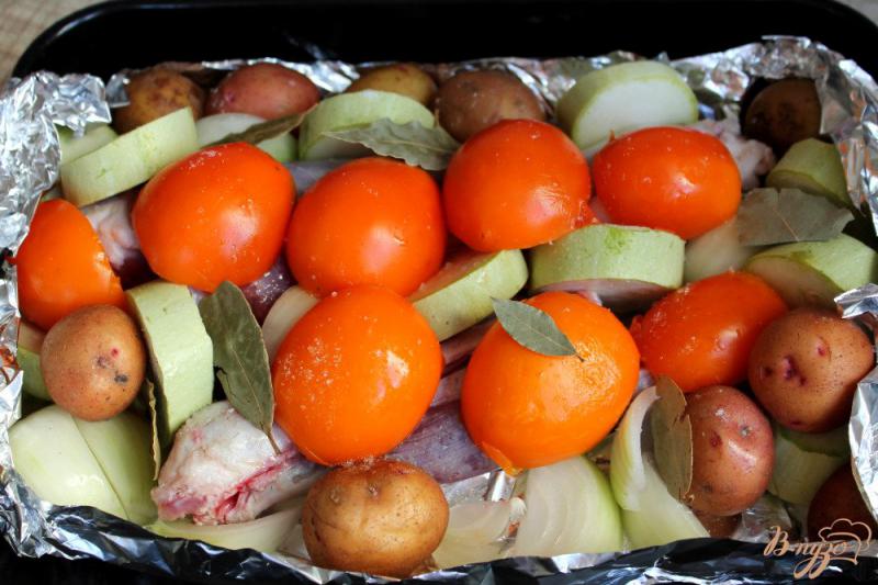 Фото приготовление рецепта: Мясо ягненка запеченое с желтыми помидорами, кабачком и картофелем шаг №5