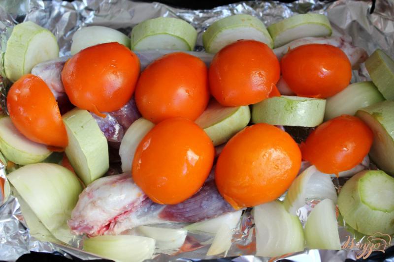 Фото приготовление рецепта: Мясо ягненка запеченое с желтыми помидорами, кабачком и картофелем шаг №4