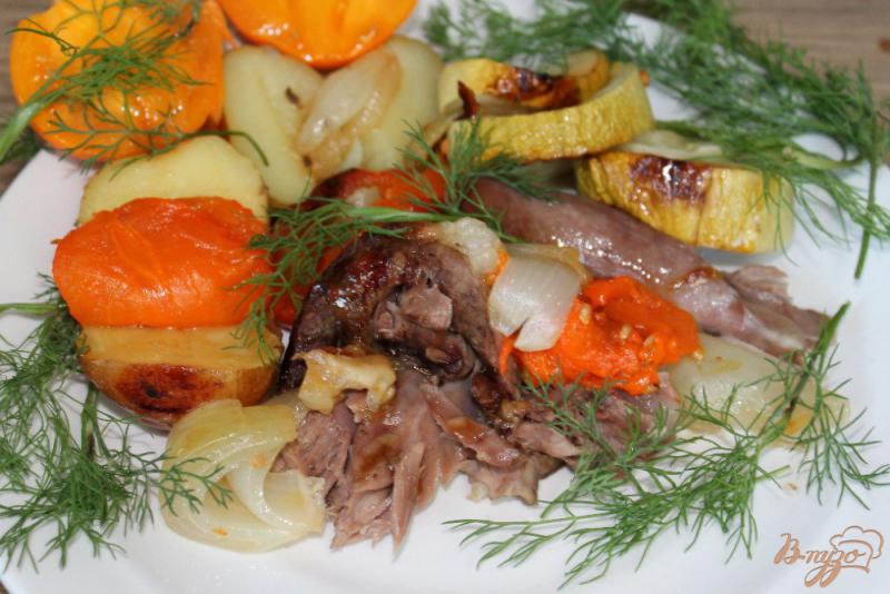 Фото приготовление рецепта: Мясо ягненка запеченое с желтыми помидорами, кабачком и картофелем шаг №6
