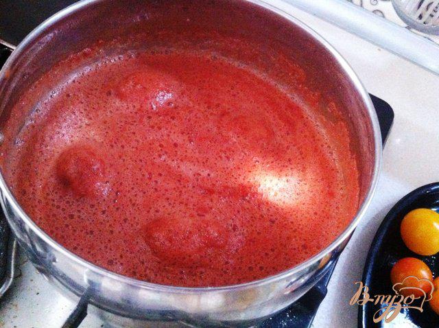 Фото приготовление рецепта: Помидоры черри в томатной заливке с болгарским перцем шаг №6