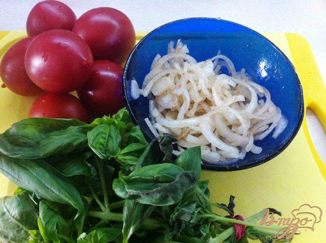 Фото приготовление рецепта: Салат из помидор и маринованного лука шаг №3