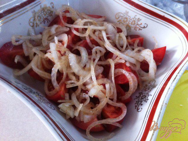 Фото приготовление рецепта: Салат из помидор и маринованного лука шаг №6