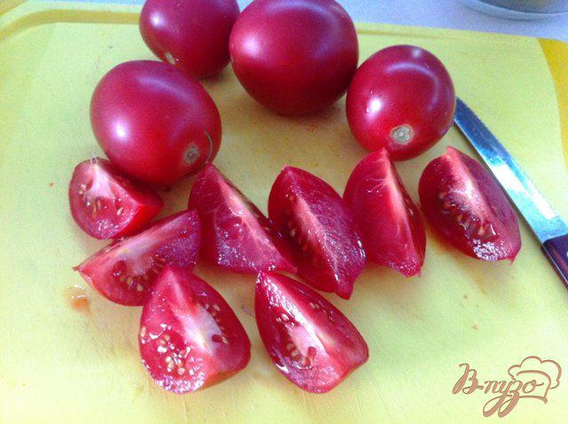 Фото приготовление рецепта: Салат из помидор и маринованного лука шаг №4