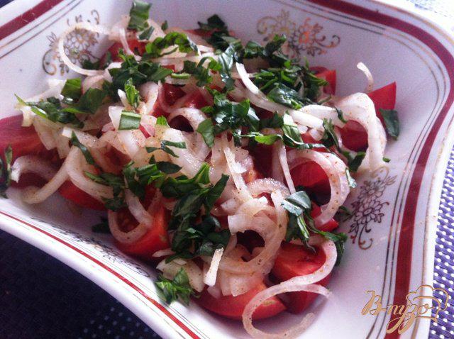Фото приготовление рецепта: Салат из помидор и маринованного лука шаг №8