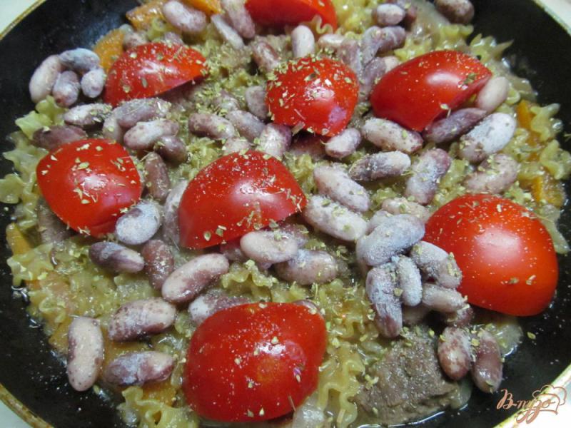 Фото приготовление рецепта: Телятина в макаронах с фасолью шаг №7