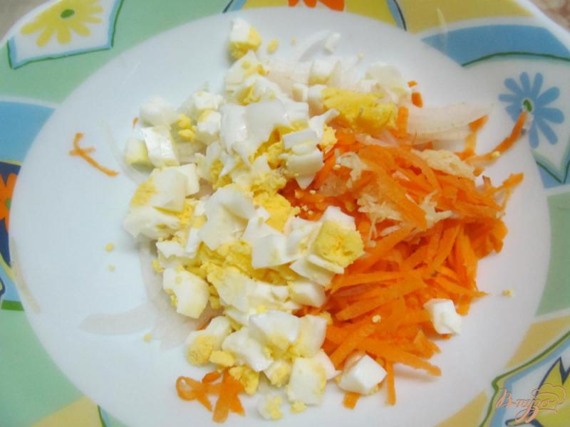 Фото приготовление рецепта: Салат из дайкона с морковью шаг №4