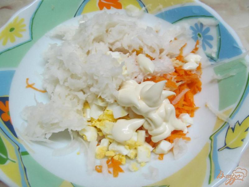 Фото приготовление рецепта: Салат из дайкона с морковью шаг №5