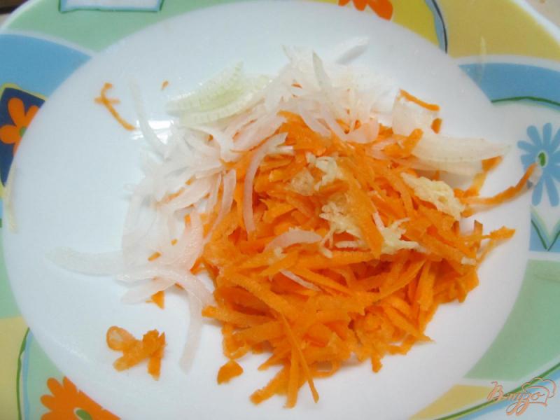 Фото приготовление рецепта: Салат из дайкона с морковью шаг №3