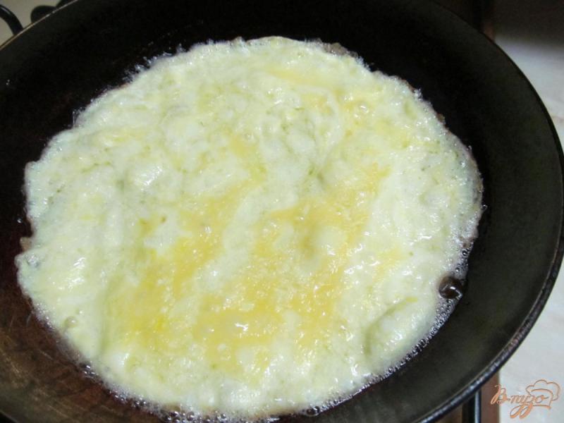 Фото приготовление рецепта: Салат из ветчины с кукурузой и яйцом шаг №2