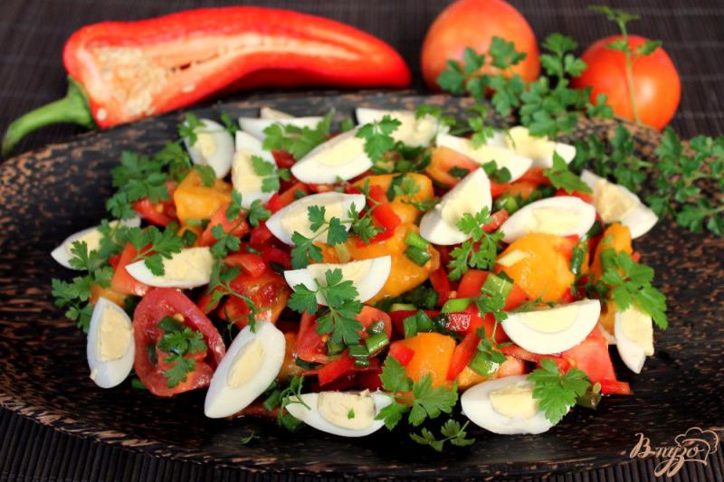Фото приготовление рецепта: Салат из помидор и перепелиных яиц шаг №6